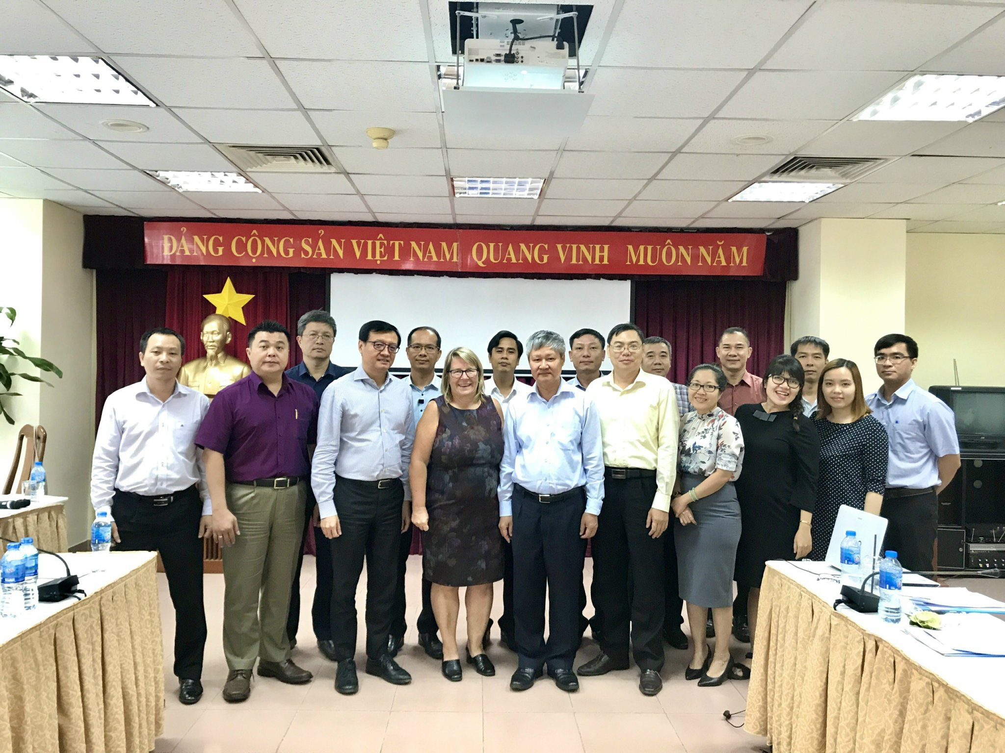 A group photo of the Vietnam Chamber of Commerce and Industr